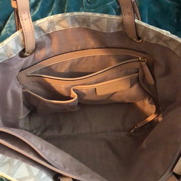 🇺🇸❤️Sale❤️🇺🇸. Micheal Kors Purse - Picture 4 of 4